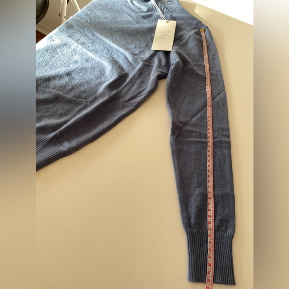 BRAND NEW Cashmere soft long sleeves mock neck blue sweater with ribbed cuffs. - Picture 5 of 11